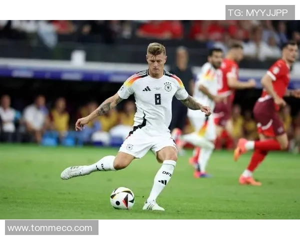 德国足球球星男士穿搭风格解析 时尚与运动完美结合 德国足球球星男士穿搭风格解析 时尚与运动完美结合